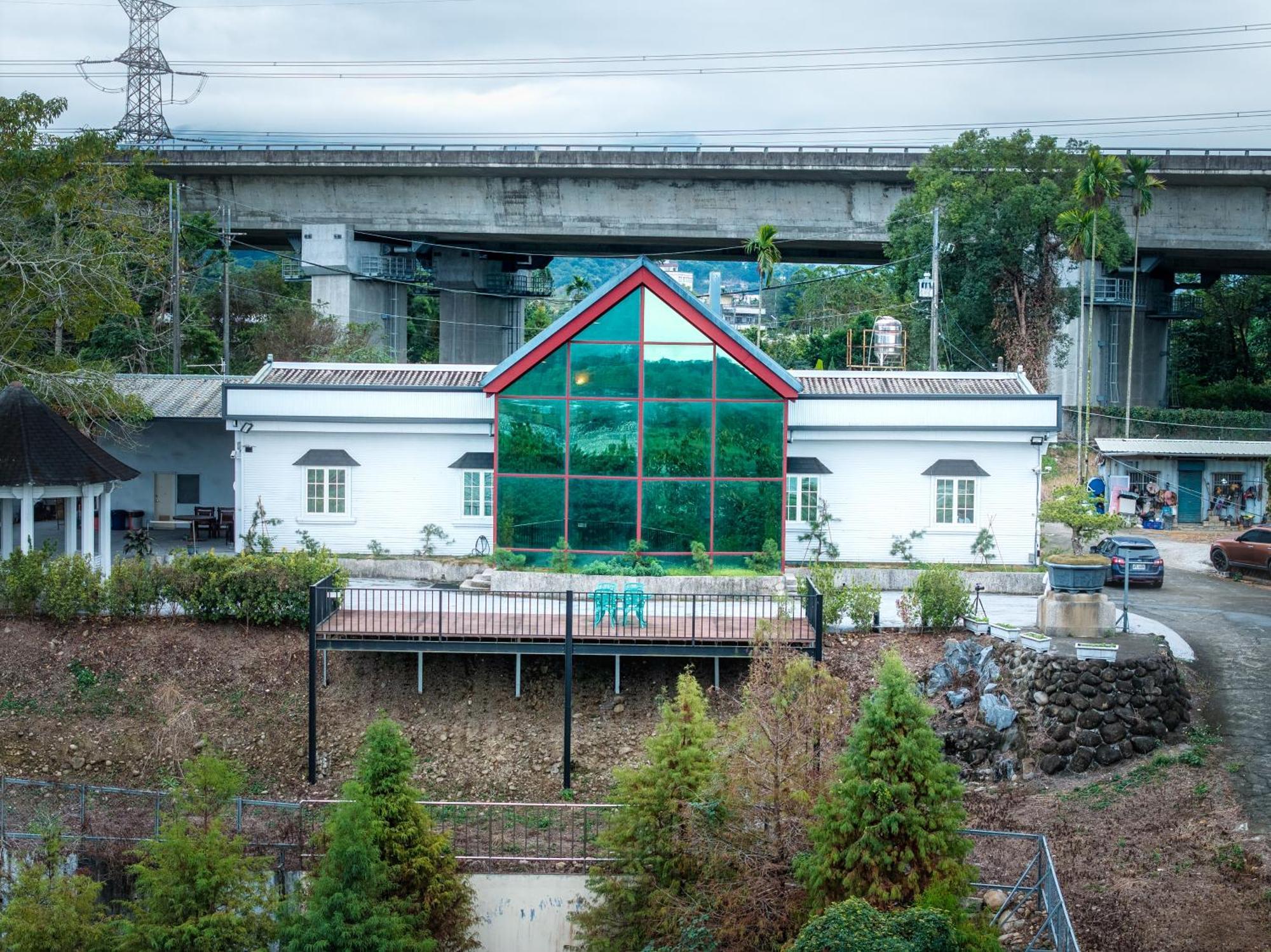 Pine Tree Resort Zhushan Exterior photo